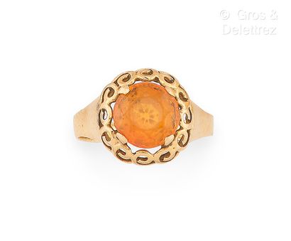 Bague en or jaune 750 millièmes et pierre...