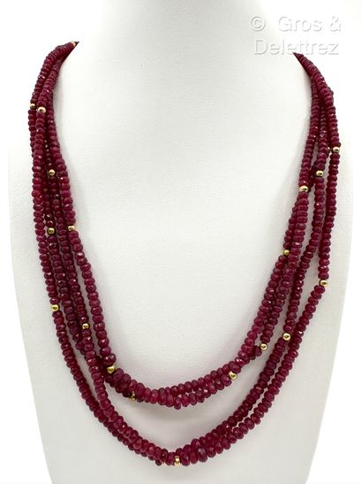 Collier de quatre rangs de perles de rubis...