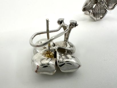 Paire de boucles d’oreilles « Fleurs d’hortensia...