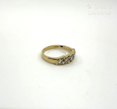 Travail italien
Bague jarretière en or jaune...
