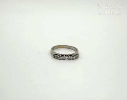 Bague jarretière en or gris 750 millièmes...