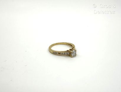 Bague solitaire en or jaune 750 millièmes...