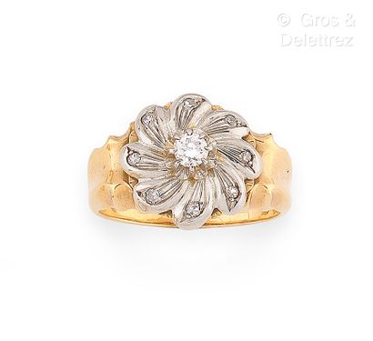 Travail français
Bague « Fleur » en or jaune...