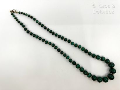Sautoir composé d’un rang de boules de malachite...