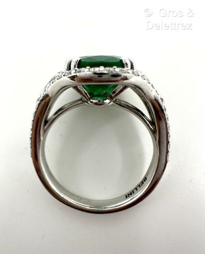 Travail français
Bague bandeau en or gris...