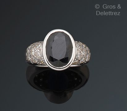 Travail français
Bague bandeau en or gris...