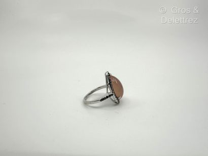 Travail italien
Bague à chaton piriforme...