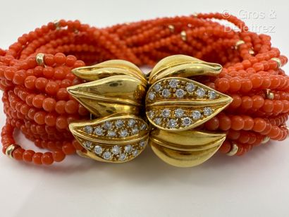 Bracelet composé de multiples rangs torsadés...