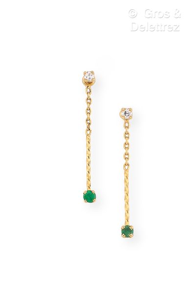 Paire de pendants d’oreilles en or jaune...