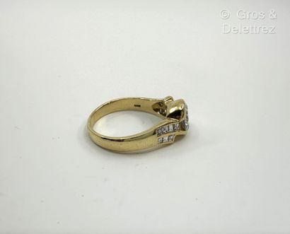 Travail italien
Bague solitaire mouvementée...