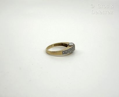 Bague ogivale en or jaune et or gris 750...