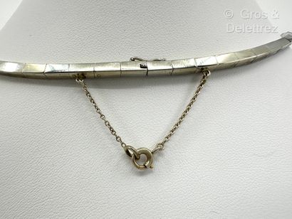 Collier semi-rigide en or gris 750 millièmes...