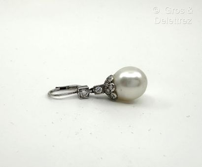 Paire de pendants d’oreilles en or gris 750...