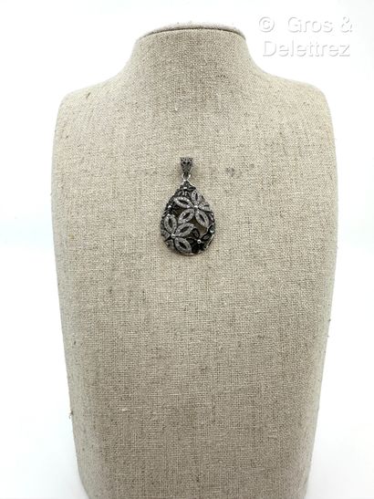 Pendentif piriforme « Feuillages » ajouré...