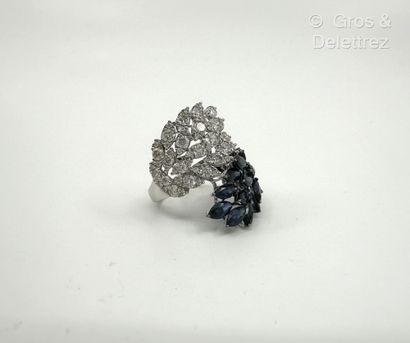 Bague « Plumes » croisée en or gris 750 millièmes,...