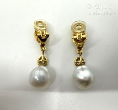 Paire de pendants d’oreilles « Feuilles »...
