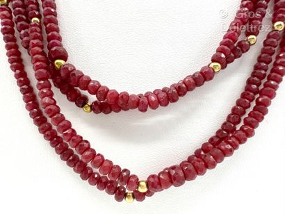 Collier de quatre rangs de perles de rubis...