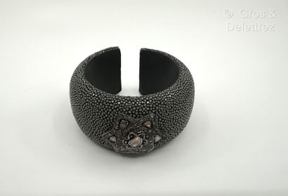 KIRAT YOUNG
Bracelet manchette gainé en galuchat...