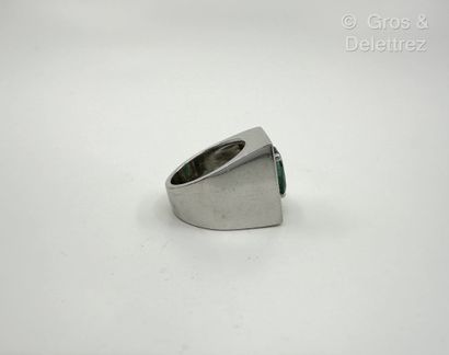 Travail français
Bague chevalière en or gris...