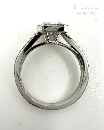 Travail français
Bague solitaire en or gris...