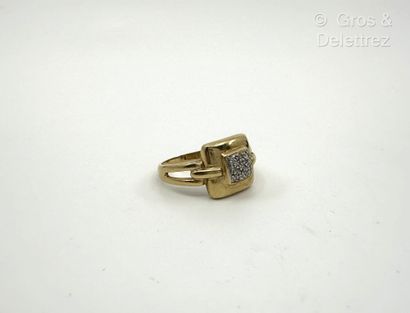 Bague à chaton carré en or jaune et or gris...