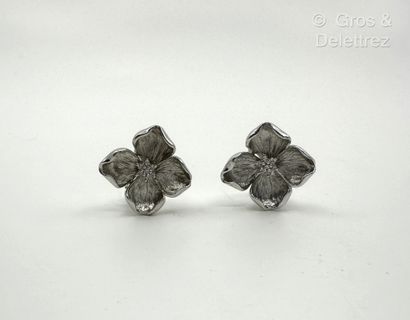 Paire de boucles d’oreilles « Fleurs d’hortensia...