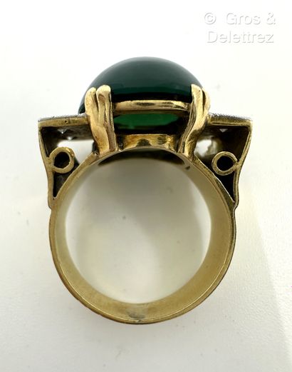 Travail dans le style des années 1940
Bague...