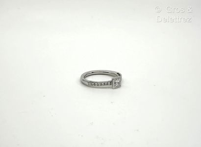 Travail français
Bague solitaire en or gris...