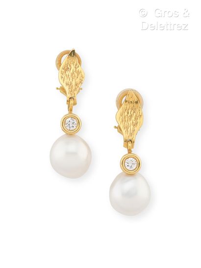 Paire de pendants d’oreilles « Feuilles »...