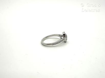 Travail français
Bague solitaire en or gris...
