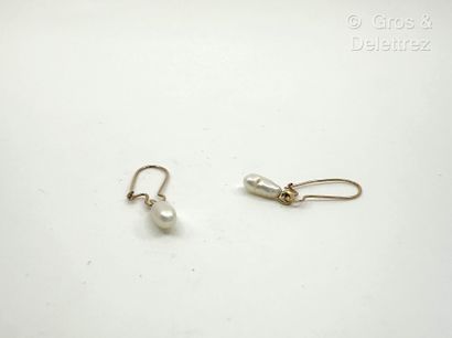 Paire de pendants d’oreilles en or jaune...