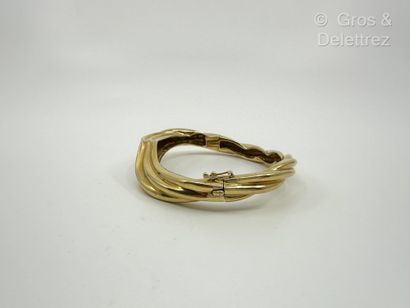 Bracelet jonc rigide ouvrant torsadé en or...