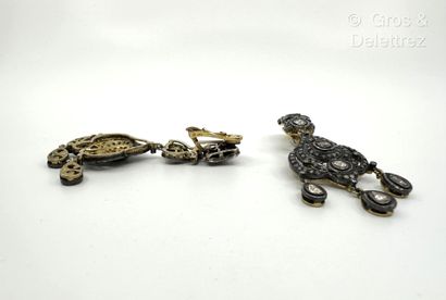 KIRAT YOUNG
Paire de pendants d’oreilles...