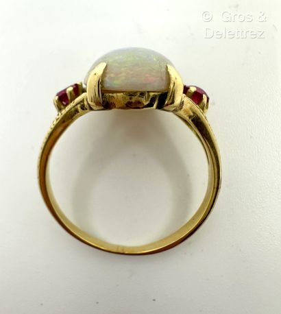 Bague en or jaune 750 millièmes et opale...