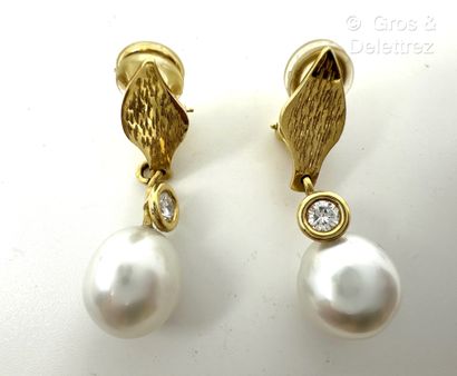 Paire de pendants d’oreilles « Feuilles »...
