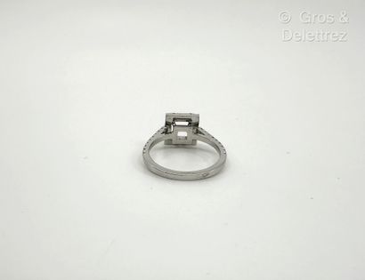 Travail français
Monture de bague en or gris...