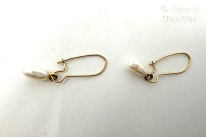 Paire de pendants d’oreilles en or jaune...