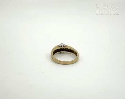 Bague ogivale en or jaune et or gris 750...