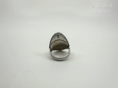 Bague bandeau marquise en or gris 750 millièmes...