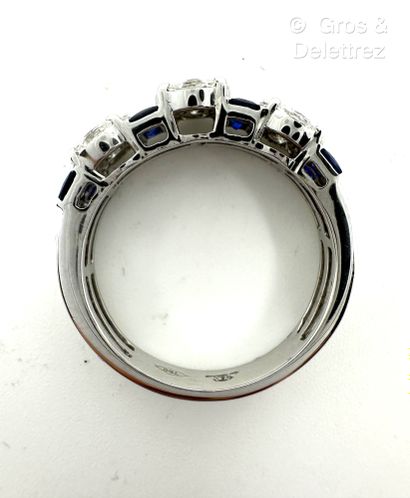 LIGNE VENDÔME
Bague rivière en or gris 750...
