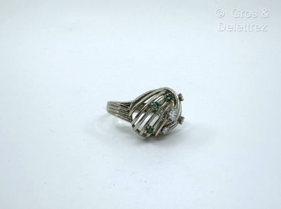 Travail français
Bague en fils d’or gris...