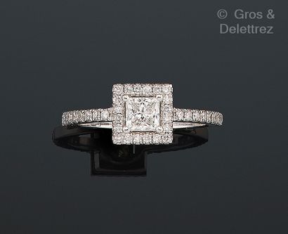 Travail français
Bague solitaire en or gris...