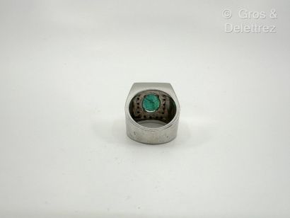 Travail français
Bague chevalière en or gris...