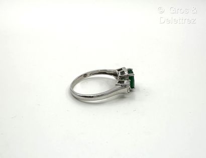 LIGNE VENDÔME
Bague en or gris 750 millièmes...