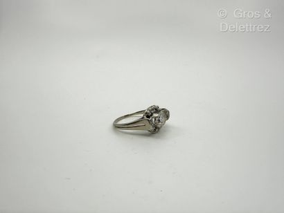 Bague en or gris 750 millièmes centrée d’un...