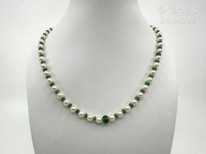 Collier ras-de-cou composé d’une alternance...