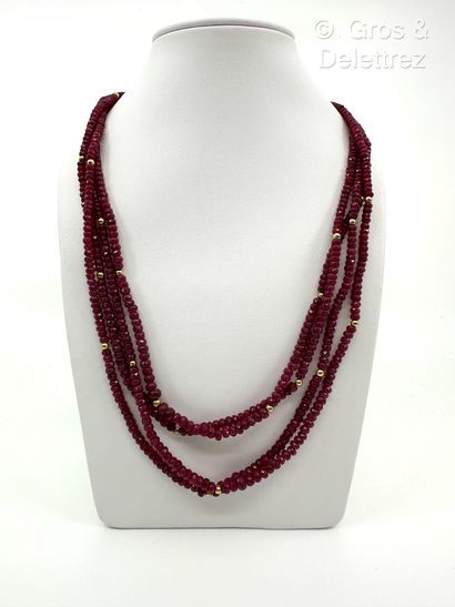 Collier de quatre rangs de perles de rubis...