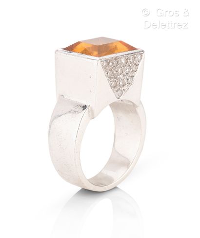 Travail français contemporain
Bague en or...