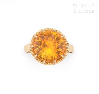 Bague en or jaune 750 millièmes et pierre...