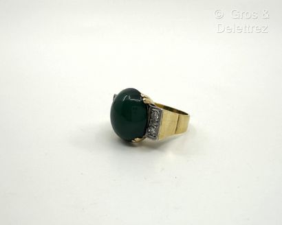 Travail dans le style des années 1940
Bague...